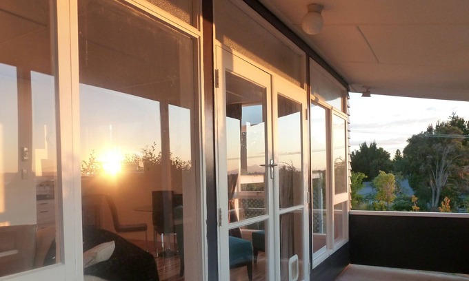 Waipahihi House | Becky's Bach, modernised cottage, with views