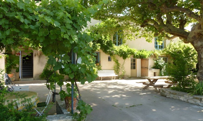 Saint-Etienne-les-Orgues Bed & Breakfast | Bed and Breakfast 'Chambre' with Private Terrace, Shared Garden and Wi-Fi