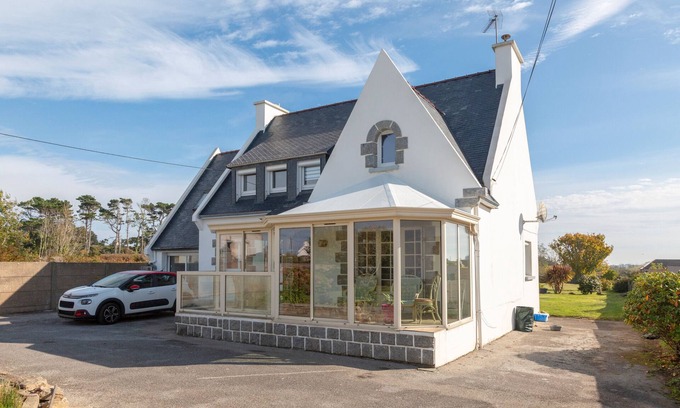 Plogoff Bed & Breakfast | Bed and Breakfast 'Chambre Les Hortensias' with Sea View, Private Terrace and Wi-Fi