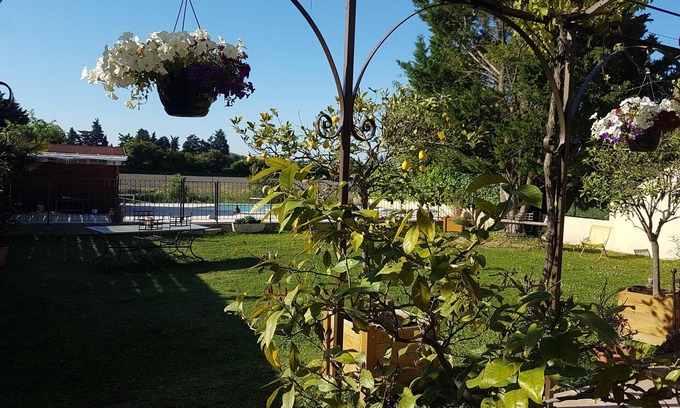 Le Thor House | Bed and Breakfast Fleur de Garance with swimming pool 2 km from Isle sur la Sorgue