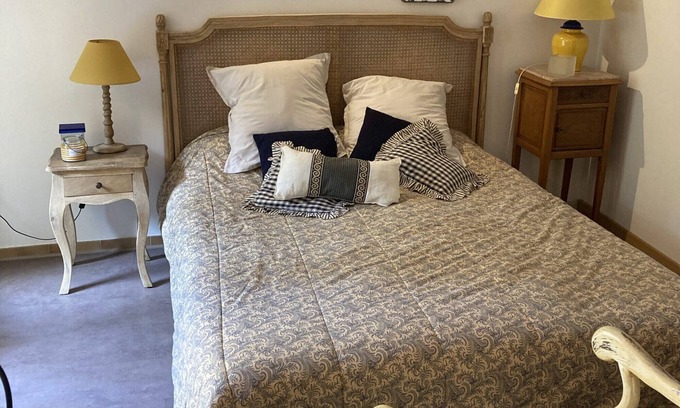 Puget Bed & Breakfast | Bed and Breakfast 'Gourmandise' with Shared Pool, Wi-Fi and Air Conditioning