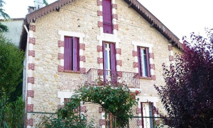 Fumel Apartment | BED AND BREAKFAST LES ROSES MULTICOLORES DU 47