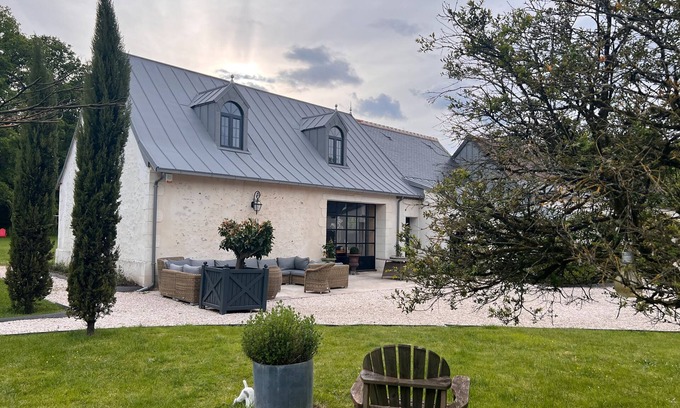 Luynes Bed & Breakfast | Bed and Breakfast 'Très Belle Suite Familiale' with Shared Pool, Private Terrace and Wi-Fi