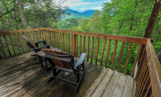 Gatlinburg - Pigeon Forge Cabin | BEDFORD FALLS is mountain luxury- pool table, hot tub, AND MOUNTAIN VEW!