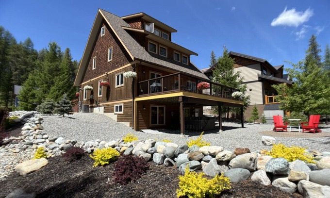 East Kootenay Ski Chalet | Bedrooms Galore! Custom Ski Resort Home. Short Flat Walk to Main Lift.