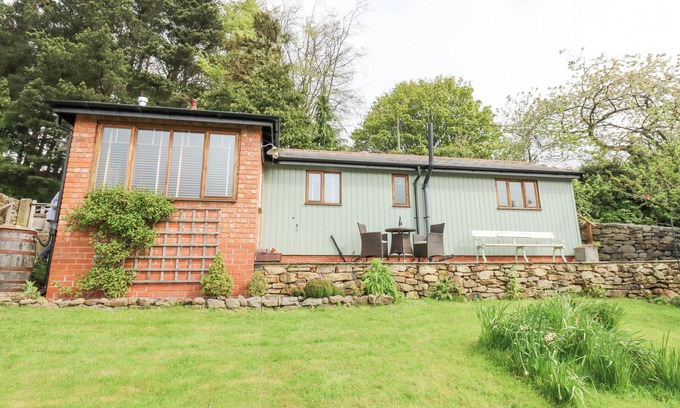 Castleton Cottage | BEE GARTH, with open fire in Castleton