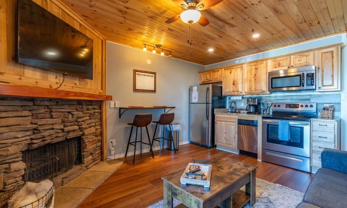 Banner Elk Condo | ~Beech Mountain Beauty! Minutes to Overlook Barn! Hot tub, sauna + views~