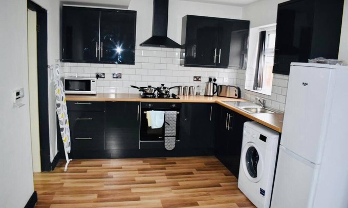 Bramcote Apartment | Beeston House (3 BR and FREE Parking)
