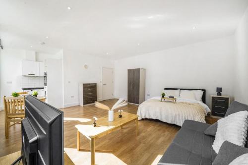 Borehamwood Apartment | Belgravia Apartments - Spacious Private Studio 89 with parking