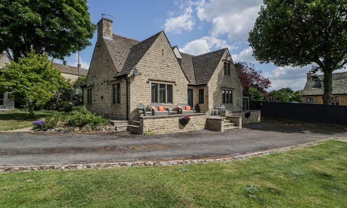 Stow-on-the-Wold House | BELL GARDEN, pet friendly, with open fire in Stow-On-The-Wold