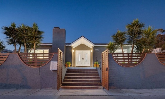 Grant Hill Villa | Bella| Heated Pool/Spa|Downtown|Freeways|Beaches