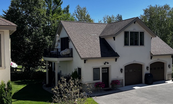 Charlevoix House | Bella Vista Carriage House- Lake Michigan View 2 bedroom 2nd story living space