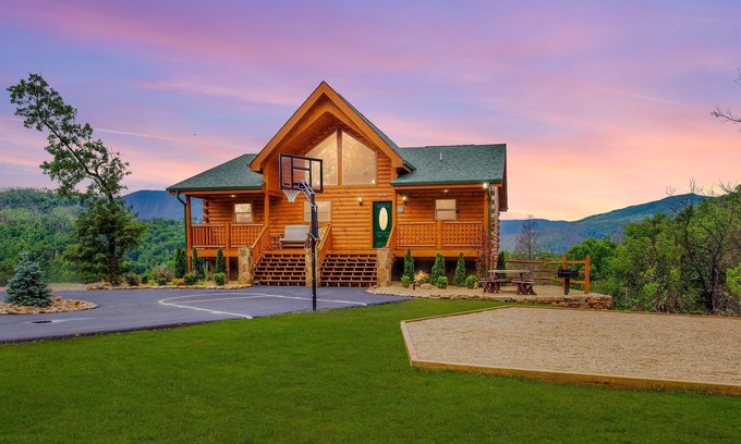Gatlinburg Cabin | Bella Vista Lodge | Fire Pit 🔥| Hot Tub | Yard | Views | Owner Managed | Games!