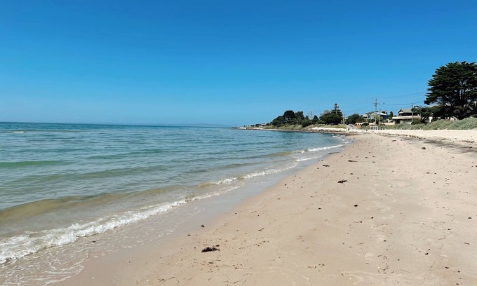 Portarlington House | Bellarine Beach shack on the Esplanade in Portarlington, beach and city views.