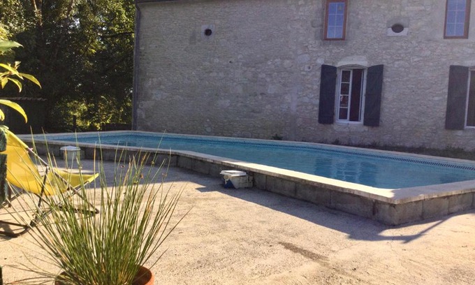 Savignac-de-Duras Bed & Breakfast | Belle et spacieuse chambre d’hôtes avec piscine