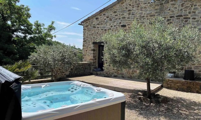 Fons House | Belle Maison en Pierre 8 Pers. Avec Spa, Bien Située en Ardèche Méridionale