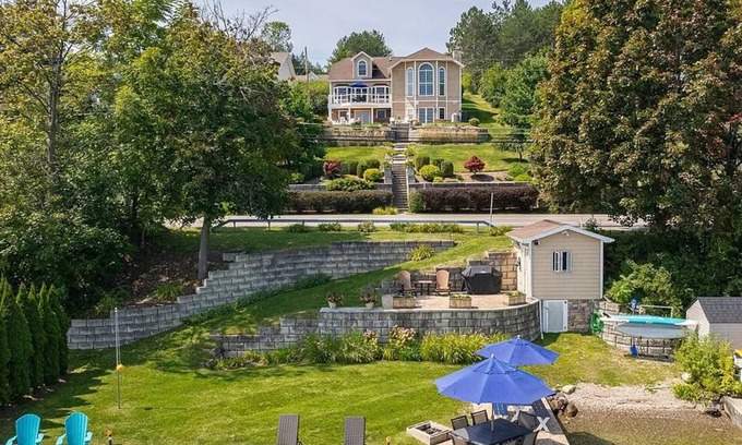 Holcomb House | Belle Maison: Near Wineries + Hot Tub + Pet Friendly!
