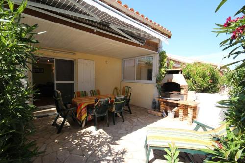 Portiragnes-Plage Villa | Belle villa 5 couchages 2 chambres 2 terrasses piscine commune dans résidence securisée à 200m de la mer LRMA23