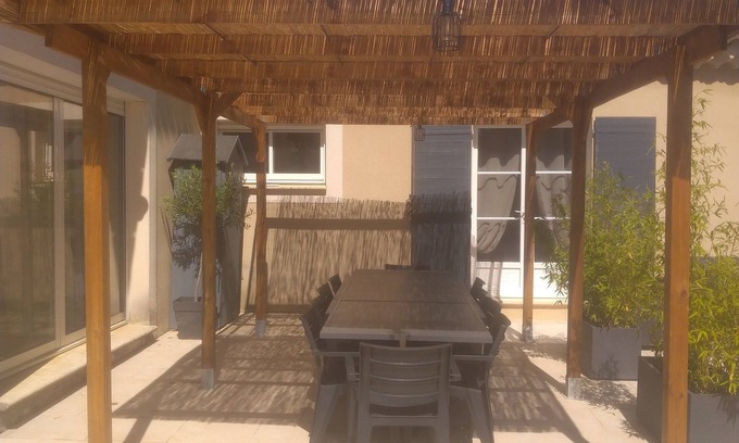 Mornas Villa | Belle Villa Avec Grande Piscine