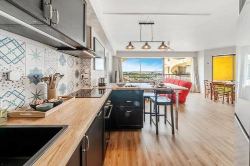 Bourg-l'Eveque Apartment | Bellevue, appartement T2, terrasse & parking