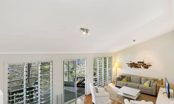 Pretty Beach House | Belvidere Cottage by HolidayCo.