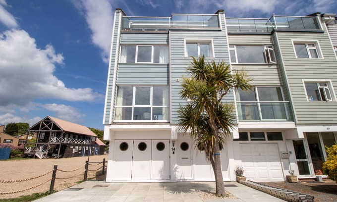 Bembridge House | Bembridge Harbour 4 Bedroom Holiday Home With Great Marina And Sea Views.