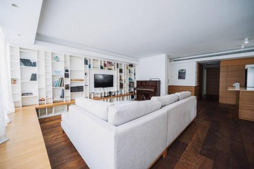 Tel Aviv Apartment | Ben Gurion 2 Bedroom With Free Parking By Vacay