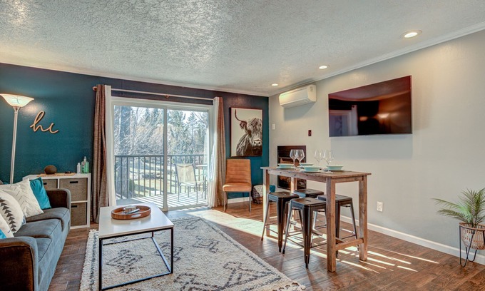 Bend Condo | "Bend Bungalow" Elegant Second-Floor Condo Near Downtown Bend