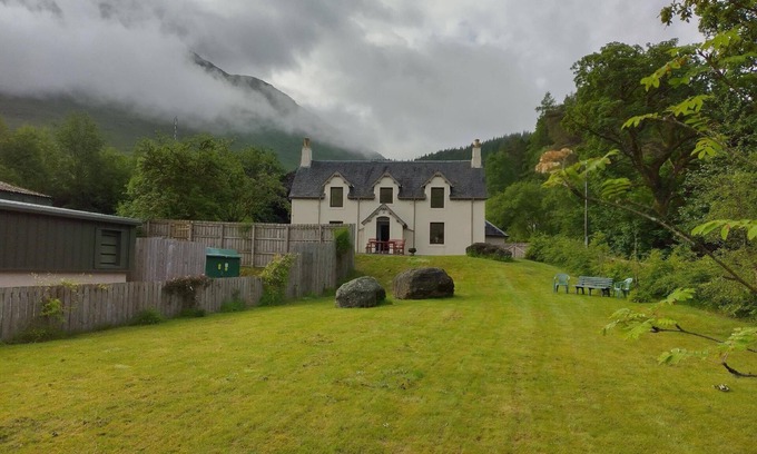 Crianlarich House | Benmore Farm House in Stirling with Mountain View