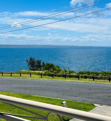 Forster House | Bennett's Bliss - Soak in Breathtaking Ocean View
