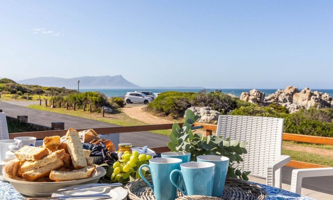 Kleinmond House | Beskuit vir Ontbyt | Ocean breeze | Coffee and rusks