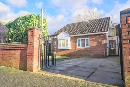 Salford House | Bespoke Bungalow Salford Quays - Garden, WiFi and Parking