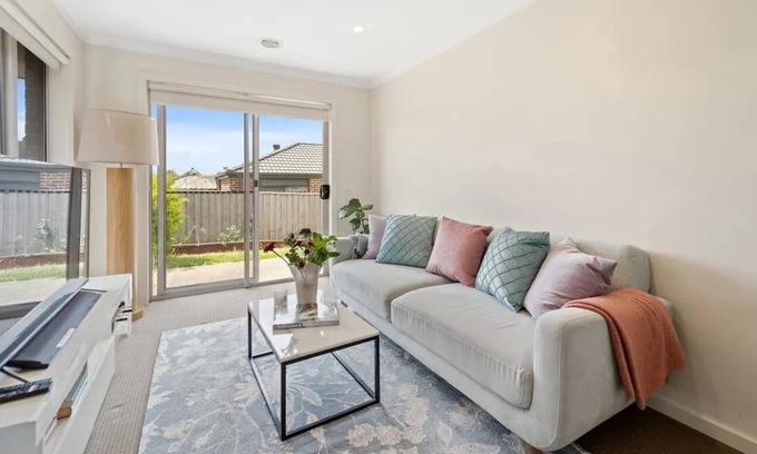 Mernda House | Bespoke Modern Home Self Check-In & Parking