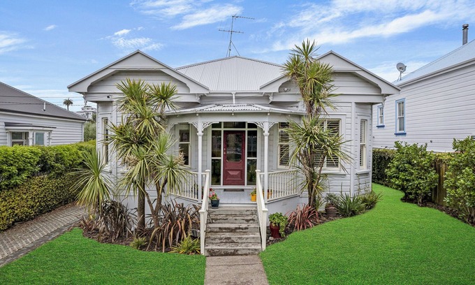 Devonport House | Bespoke Stays - Charming Villa in Devonport