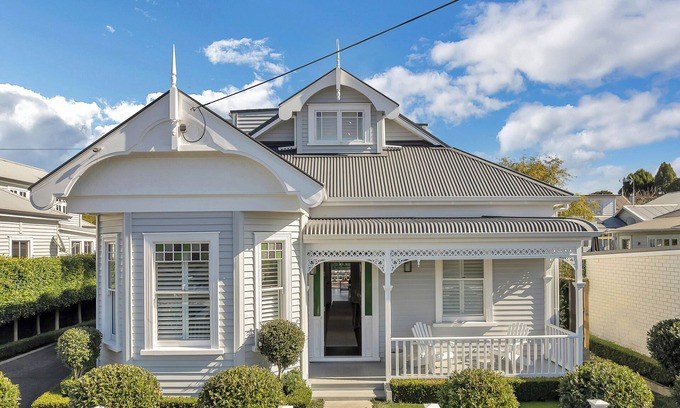 Mount Eden House | Bespoke Stays - Christmas Oasis