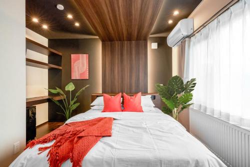 Higashi House | Best Location LUX Home, 2 Blocks to Sbwy, Sleeps 9