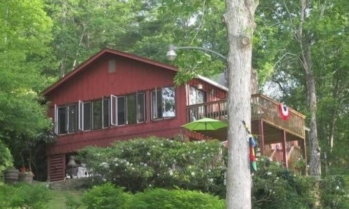 Glenville Cabin | Best Location on the Lake. Summer, Fall & Holidays 2025 & 3 miles to Cashiers Nc