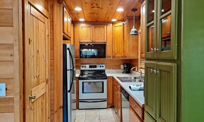 Helen Cabin | Best of both worlds! Feel secluded a mile from downtown in a luxury cabin.
