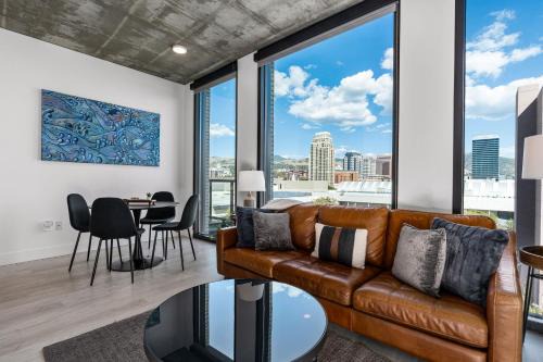 Rio Grande Apartment | Best views! Lux 9th fl Gym Pking Pool Htub King BD
