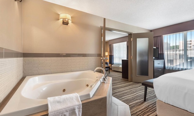 Southwest Calgary Hotel | Best Western Plus Calgary Centre Inn