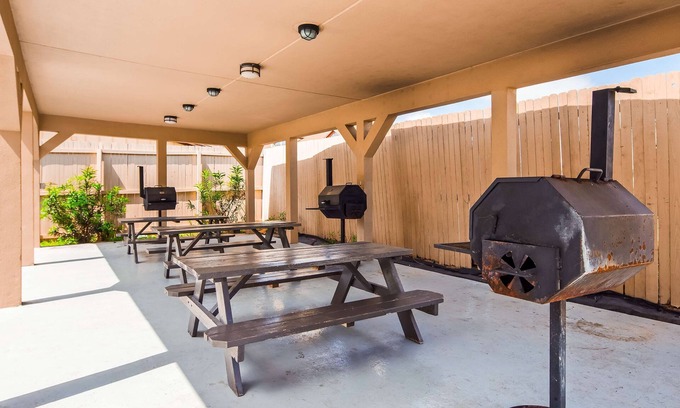 Carrizo Springs Hotel | Best Western Plus Carrizo Springs Inn & Suites