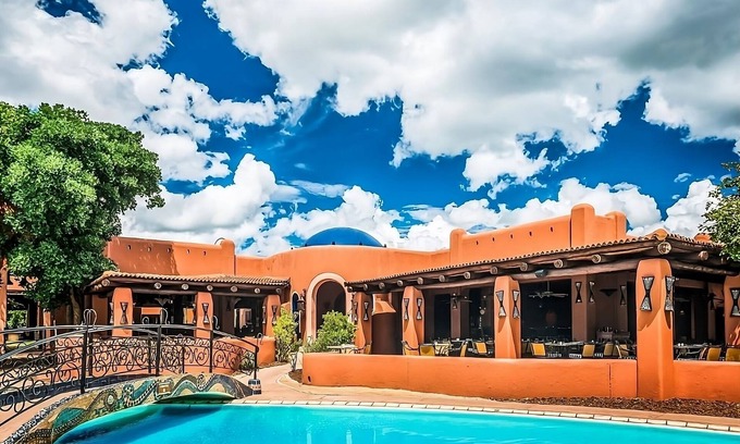 Livingstone House | Better Choice for your Vacation! Outdoor Pool, Spa Center and Free Parking!