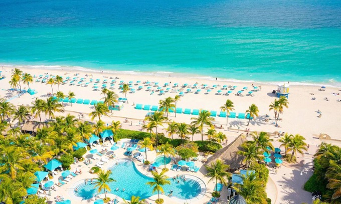 Hollywood Hotel | Better Choice for your Vacation! 4 Relaxing Units, Pool, Beachfront Property!