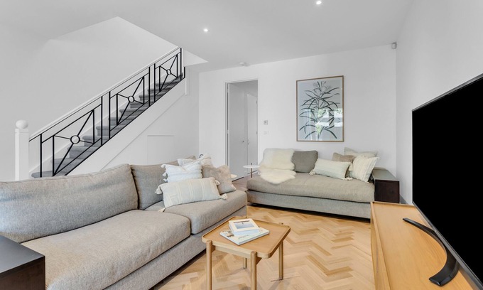 South Yarra House | Bev's Retreat by Ready Set Stay - peaceful retreat and close to all attractions.