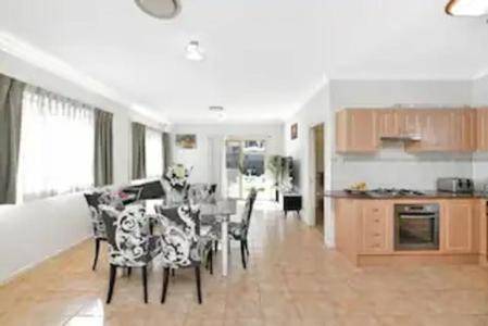 Bexley North House | Bexley North Entire 2 Storey House 4 or 5 BR 11 Beds 5 mns walk to Train Station and Close to Airport , Sydney CBD