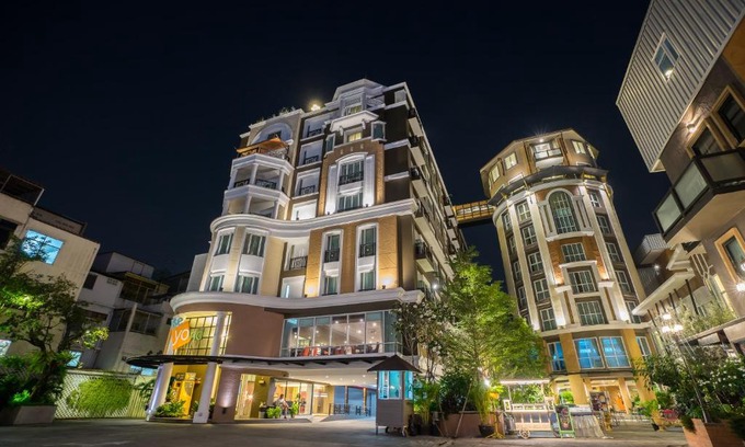 Bang Phlat Hotel | Beyond Suite