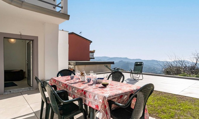 Vezzano Ligure Apartment | Beyond the Sea: Pacific Refuge in Liguria