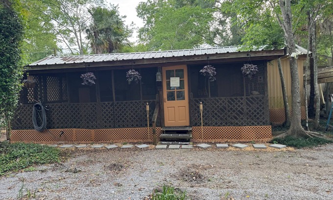 Atchafalaya Cottage | Bienvenue! Enchanting family-friendly cottage with AC in Breaux Bridge