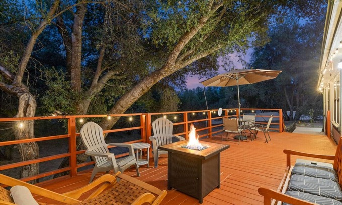 Oakhurst Cabin | Big Backyard with games, hot tub, Firepit, Deck, Views