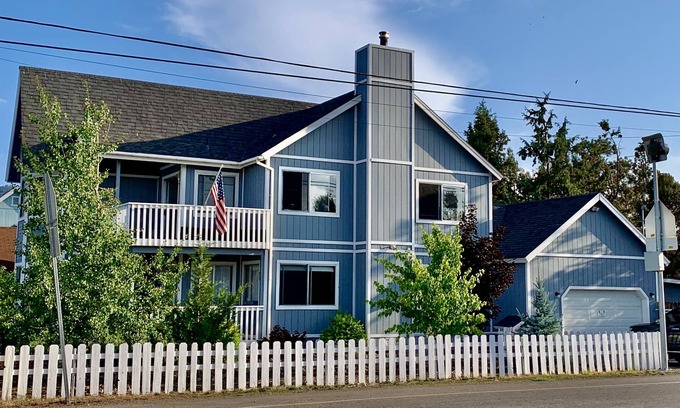 Sugarloaf House | Big Bear Cabin directly across Forest Trails: Casa Del Sunset